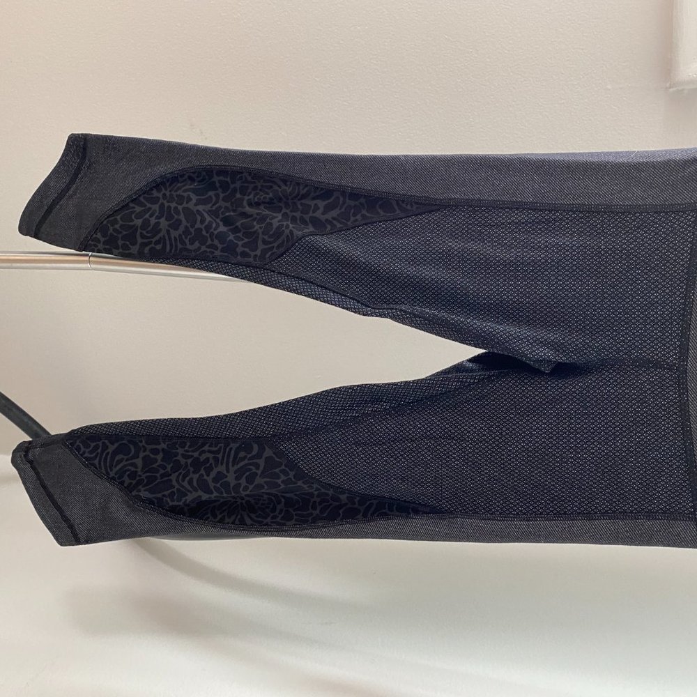 Lululemon Cropped Pattern Leggings, Size 2 - image 3